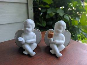 lot 3010 image: Pair of Angel Figurines with Wings and Gift Box Accessory