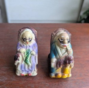 lot 3011 image: Vintage Plastic Grandma and Grandpa Rocking Chair Salt &amp Pepper Shakers