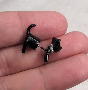 lot 3509 image: Pair of Small Black Cat Figurine Earrings - New