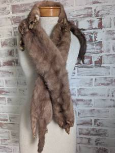 lot 4500 image: Fur Stole Scarf with 4 Whole Mink Animal Heads Paws and Tails Brown