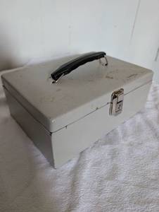 lot 5009 image: Metal Storage Box with Compartments and Handle - opened, no keys
