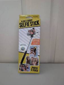 lot 6005 image: Jivewire Plug & Shoot Selfie Stick