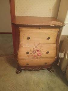 lot 1009 image: Small 3 Drawer Night Stand.  Needs Repaired.  28 x 22 x 16