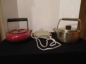 lot 1101 image: Hot plate, two kettles