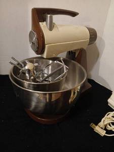lot 1108 image: Electric  mixer with handmixer