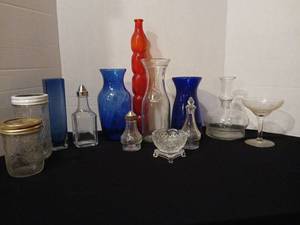 lot 1109 image: Glass vase, container assortment