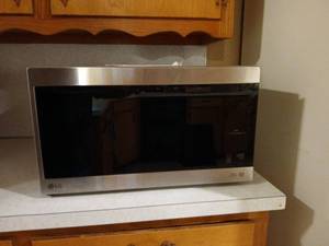 lot 1121 image: LG Microwave oven