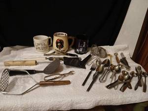 lot 1122 image: Miscellaneous  kitchen utensils