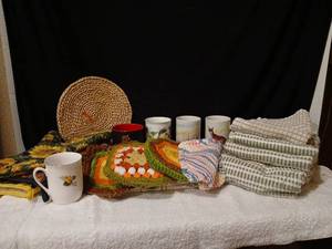lot 1125 image: Mixed Kitchen & Textile Lot Mugs Towels Crocheted Pieces Woven Trivet Oven Mitt