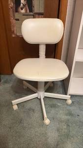 lot 1200 image: White Office Chair and White bookshelf - 71 34 in x 29 34 in