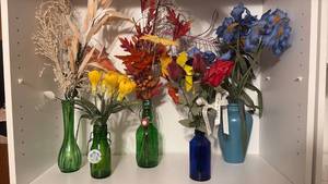 lot 1204 image: Lot of 5 Artificial Flower Arrangements in Glass Vases