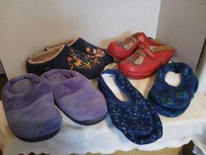 lot 1304 image: Slippers, house shoes,pair of clogs size 89