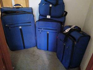 lot 1330 image: 4 piece Luggage  and bags