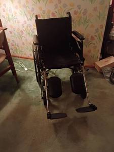 lot 1413 image: Invacare Wheelchair.  Seat measures 18 x 18