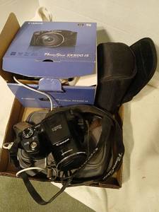 lot 1422 image: Canon PowerShot SX500 IS 16.0MP Digital Camera with Case