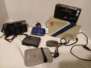 lot 1424 image: Point and Shoot Film Cameras Fuji, Yashica, Fujifilm