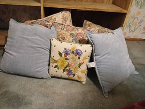 lot 1501 image: Throw Pillows Lot