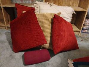 lot 1502 image: Throw pillows