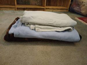 lot 1505 image: Full size blankets