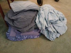 lot 1508 image: Twin, Comforter,  Sheets & Pillowcases