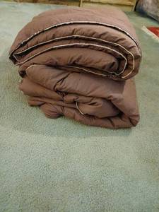 lot 1516 image: Comforters