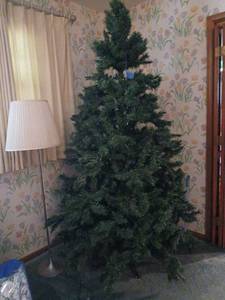 lot 1520 image: Artificial Christmas Tree Green 6 ft with lamp