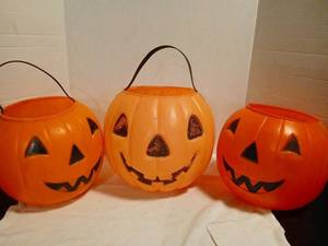 lot 1526 image: Plastic Halloween Pumpkins and cauldron