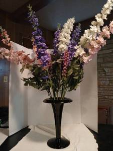 lot 1530 image: Vases and Floral Arrangement with miscellaneous