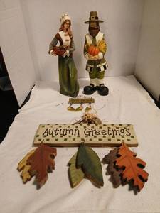 lot 1534 image: Harvest-Themed decorations