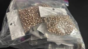 lot 1618 image: Crafting beads