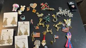 lot 1619 image: Fashion Jewelry Lot Holiday Brooches Earrings Pins Swarovski Heart pin