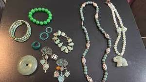 lot 1621 image: Womens jewelry