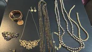 lot 1622 image: Womens jewelry