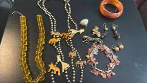 lot 1623 image: Womens jewelry