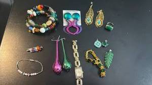 lot 1626 image: Womens jewelry