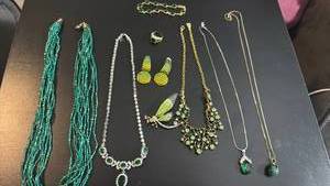 lot 1627 image: Womens jewelry