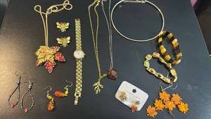 lot 1630 image: Womens jewelry