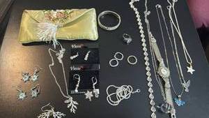 lot 1632 image: Womens jewelry
