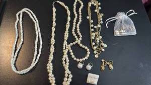 lot 1634 image: Womens jewelry