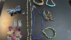 lot 1636 image: Womens jewelry