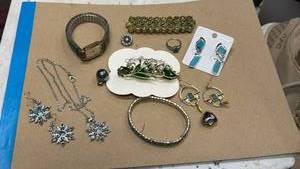 lot 1639 image: Womens jewelry