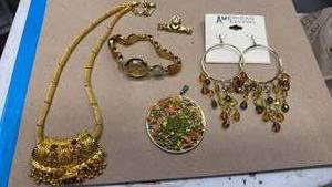 lot 1640 image: Womens jewelry