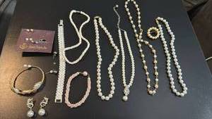 lot 1641 image: Womens jewelry