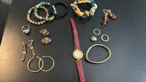 lot 1644 image: Womens jewelry
