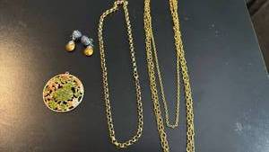 lot 1645 image: Womens jewelry