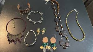 lot 1647 image: Womens jewelry