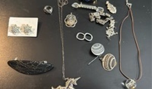 lot 1650 image: Womens jewelry
