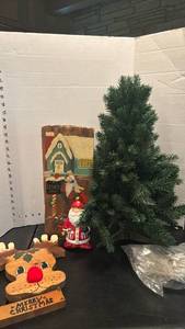 lot 1748 image: Christmas Holiday Decor