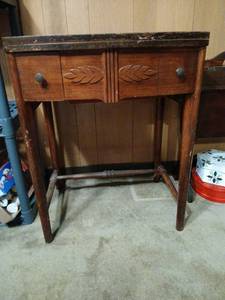 lot 1794 image: 30x24x18   sewing machine in cabinet