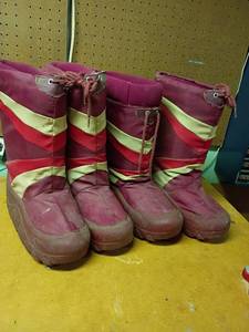 lot 1807 image: 2 Pair Vintage Moon Boots.  Both are sized Mens 9-10 and Womens 11-12